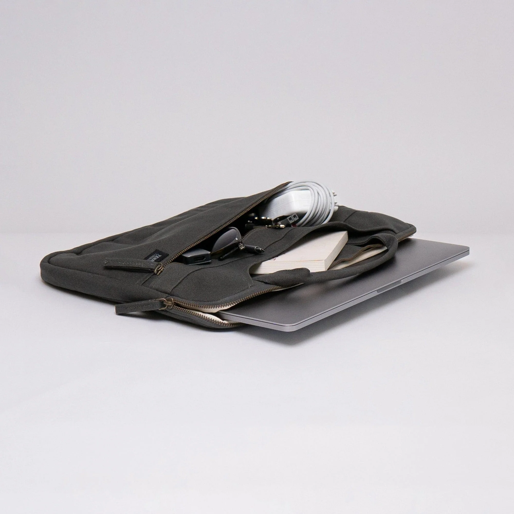 Hasta Laptop Sleeve with Handles - Image 7