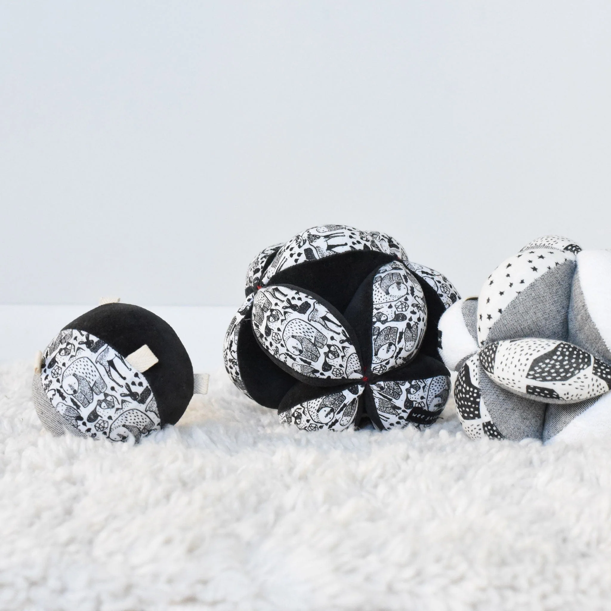 Taggy Ball with Rattle - Nordic - Image 4