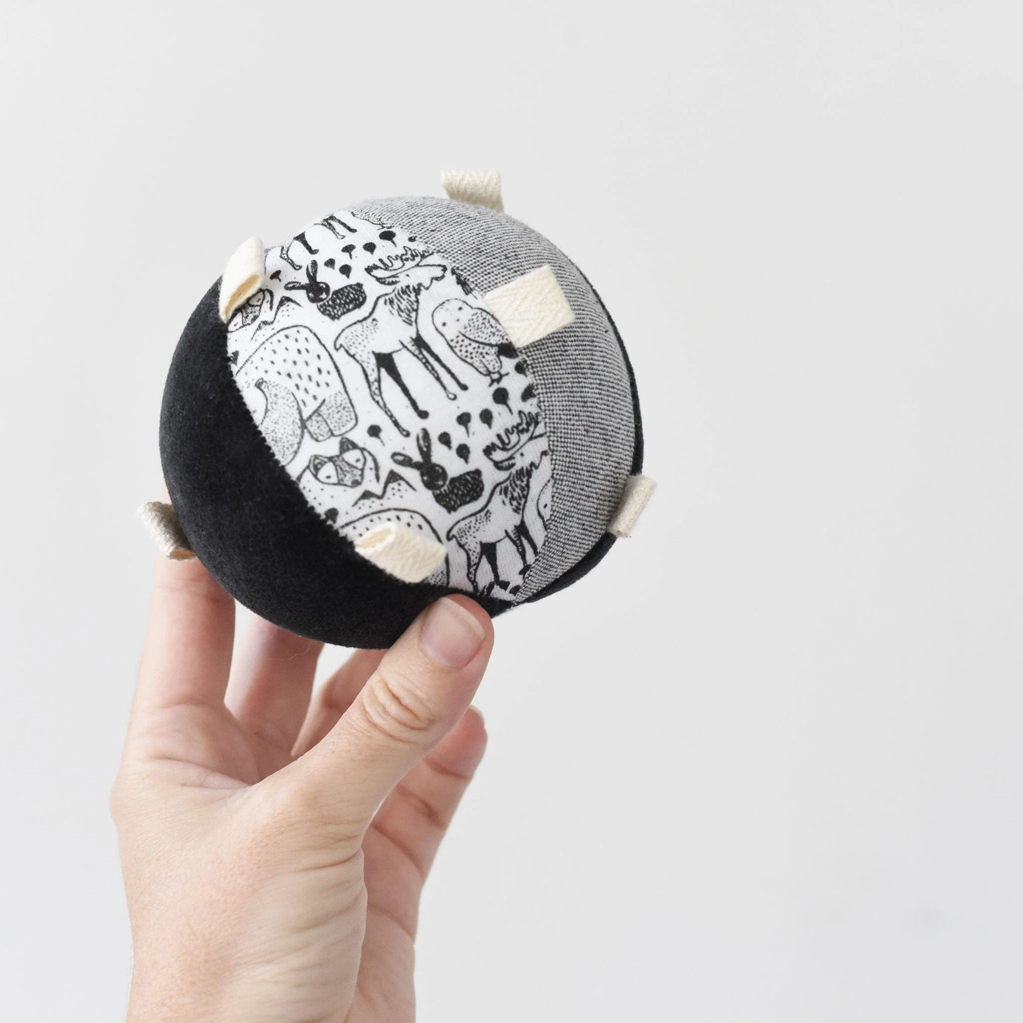 Taggy Ball with Rattle - Nordic - Image 5